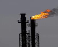 Chimeneas de una refinería de petróleo